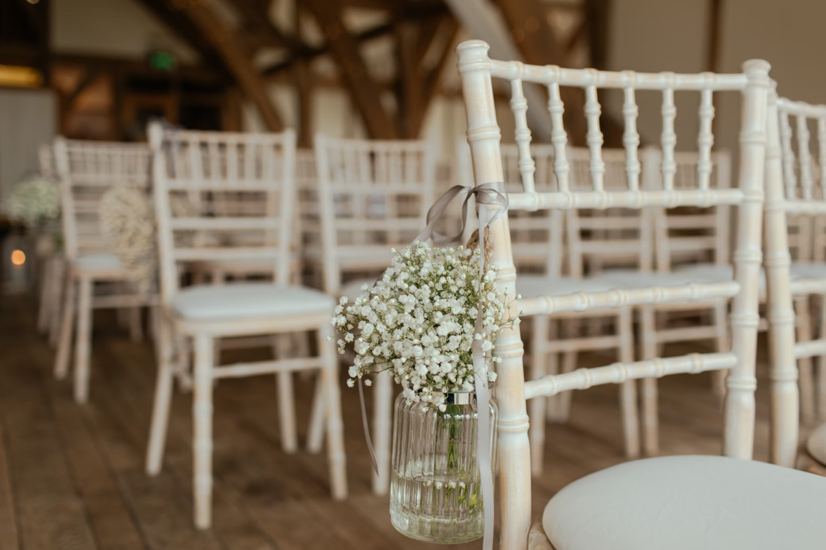 23 Ways to Spruce up Your All-White Wedding Flower Arrangements