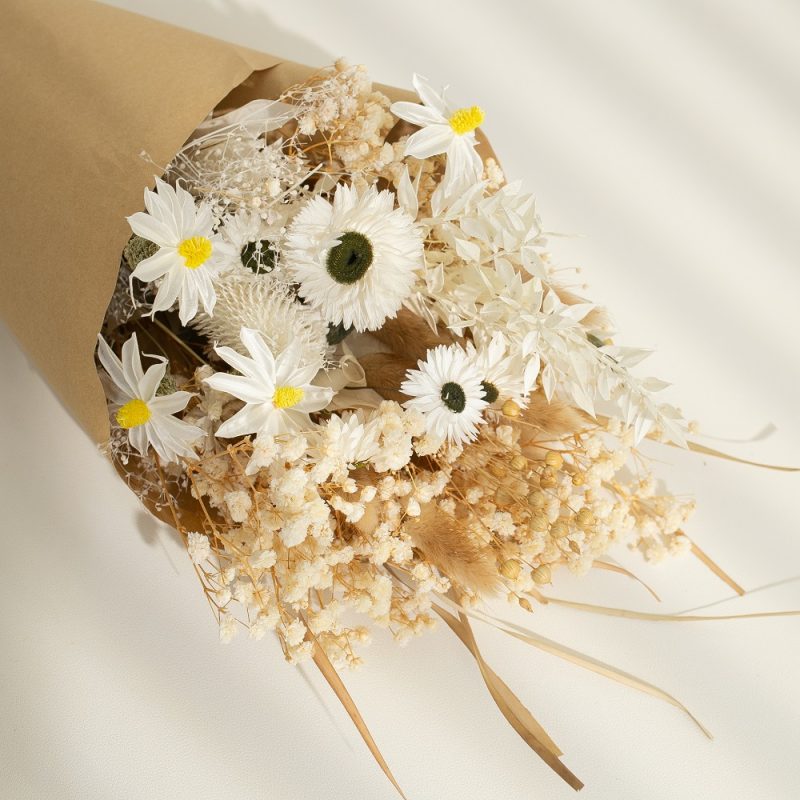 dried daisy bouquet