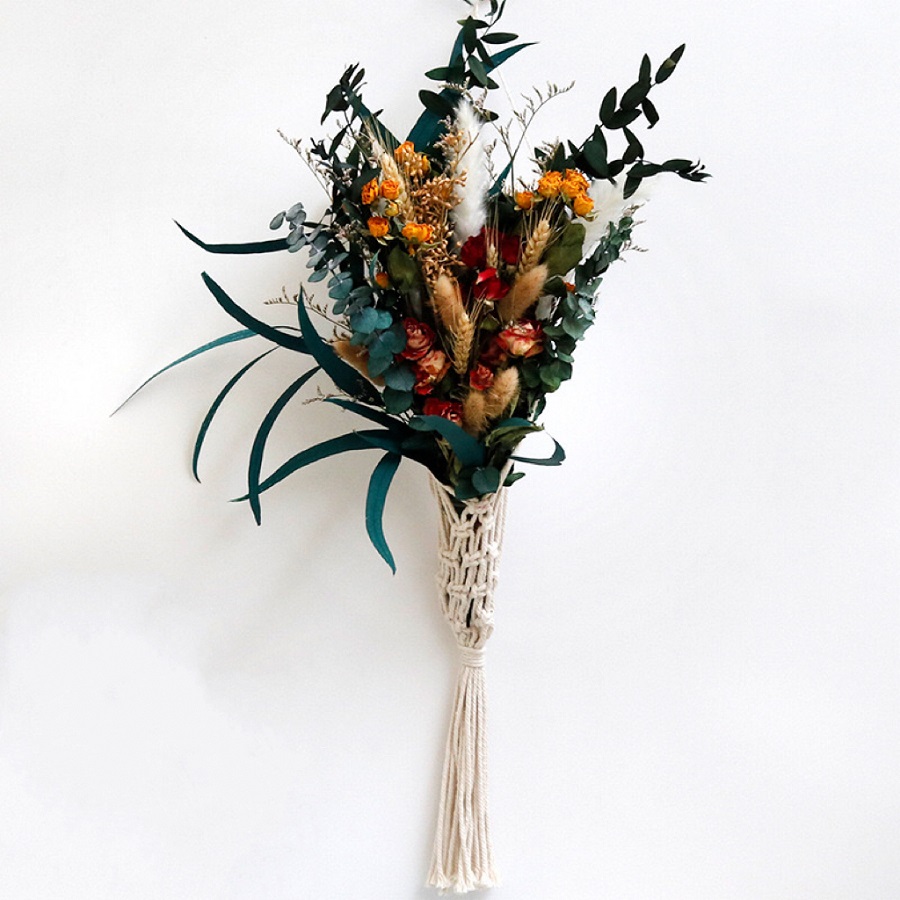 Weave mesh bag with dried flower bouquet