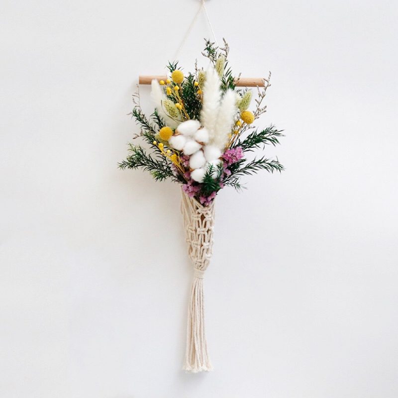 Weave mesh bag with dried flower bouquet